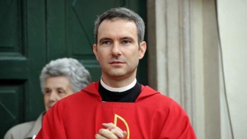 Vaticano arresta a sacerdote acusado por Canadá de tener pornografía infantil