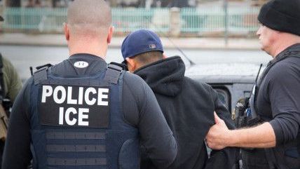 Autoridades de EEUU arrestan a 97 inmigrantes, la mayor redada en una década