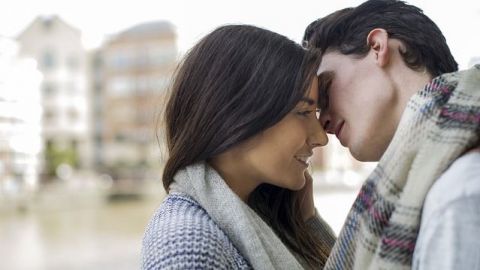 Los besos pueden poner en riesgo tu salud, alertan especialistas