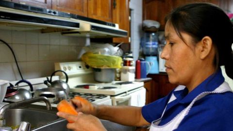 En la informalidad, 2.4 millones de trabajadoras del hogar