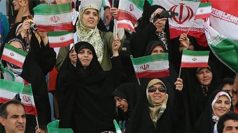 Irán anima a las mujeres a asistir a los partidos de futbol