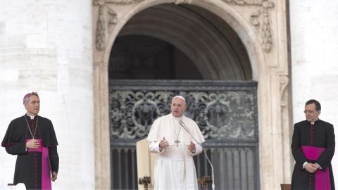 El papa desaprueba a quienes esperan a que crezca su hijo para bautizarlo