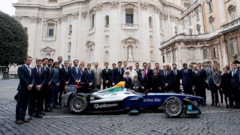 Papa Francisco bendice un monoplaza de la Fórmula E