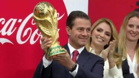 Peña Nieto levanta el trofeo de la Copa del Mundo