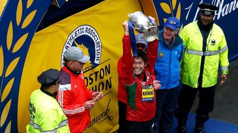 Japonés Kawauchi se impone en Maratón de Boston