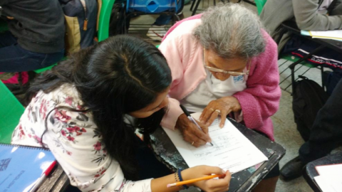 Lupita asiste a su primer día de preparatoria a los 95 años