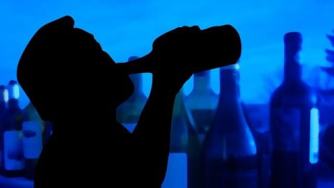 Ingerir bebidas alcohólicas y fumar duplica el riesgo de tumores