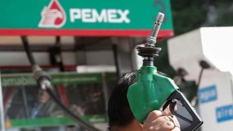 Gasolina sube en México y baja en EU