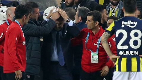 Clásico Fenerbahçe vs. Besiktas fue suspendido por agresión a DT