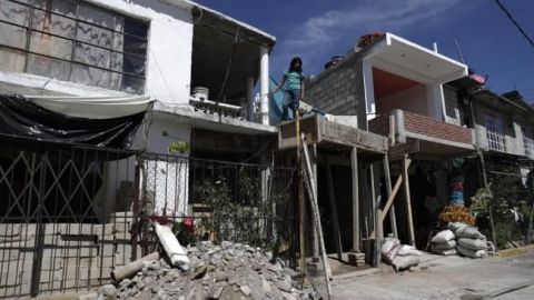 Firman convenio para ayudar a adultos mayores afectados por el sismo