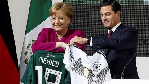 EPN y Merkel intercambian playeras de México y Alemania