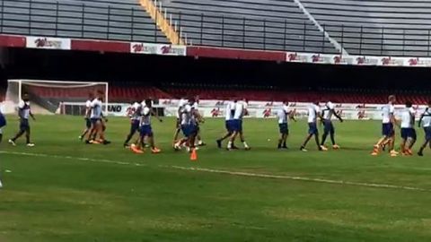A lo Chivas; jugadores de Veracruz protestan por adeudos y se voltean la playera