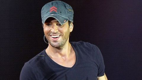 Enrique Iglesias posa en foto con sus mellizos