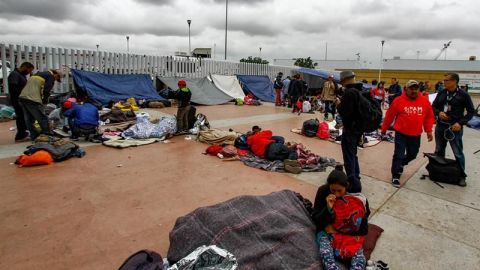 Migrantes se mantienen en frontera con EEUU pese a demora en trámite de asilo
