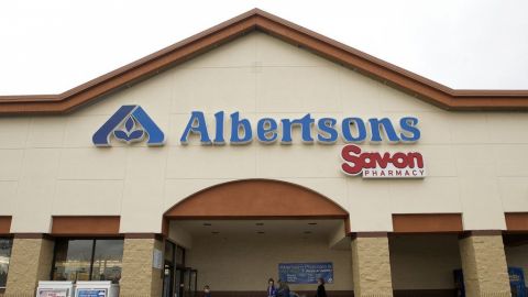 Supermercados Albertsons no permiten a empleados latinos hablar en español
