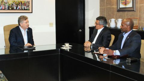 Recibe Gobernador Francisco Vega al Embajador de Perú en México