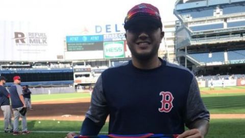 Beisbolista mexicano recibe playera del América con falta de ortografía