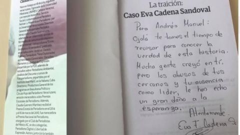 Eva Cadena aborda a AMLO en Veracruz; le entrega libro