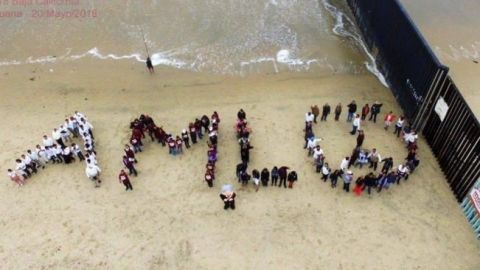 Simpatizantes de Morena "dibujan" AMLO en playas de Tijuana