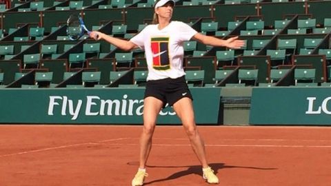 Sharapova ya entrena en cancha del Roland Garros