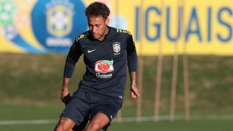 Neymar, Gabriel Jesús y Danilo, primeros en entrenar con balón en Brasil