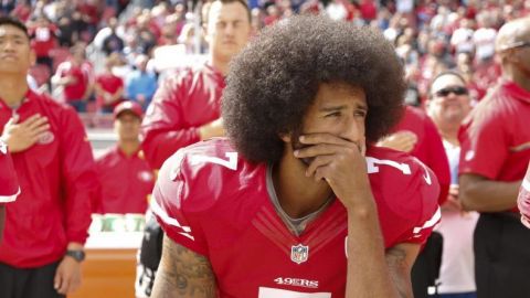 NFL aprueba política para el himno: Todos deben estar de pie en el campo