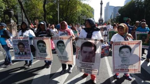 Marchan Por desaparición de normalistas de Ayotzinapa