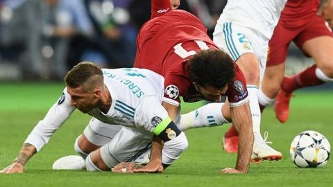 Ramos, 'el carnicero' dislocó el hombro de Salah: prensa egipcia