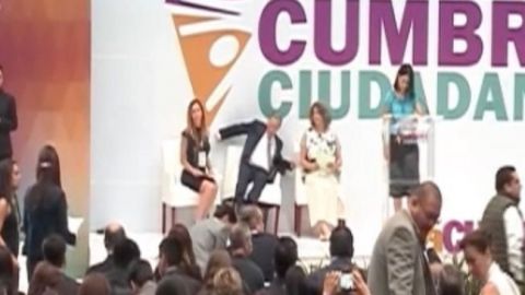 Se tambalea Meade en silla... Y responde con broma de Nestora Salgado (VIDEO)