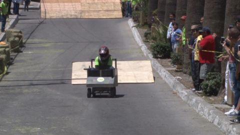 Realizan carrera de autos reciclados