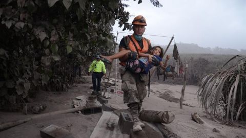 Aumenta cifra de heridos y se mantiene en 25 los muertos tras erupción