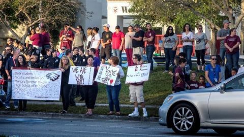 Estudiantes de tiroteo en Parkland harán gira para promover control de armas