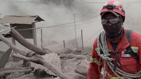 Sube a 73 la cifra de muertos por erupción de volcán en Guatemala