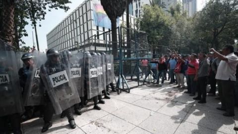 Riñen maestros y granaderos frente a Embajada de EU en México
