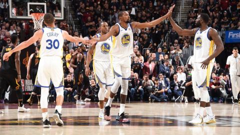 Con 43 puntos de Durant, Warriors acarician el cetro