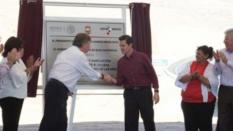 Entrega Enrique Peña Nieto modernización carretera en Tecate