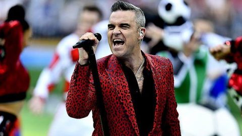 Robbie Williams ‘pintó dedo’ en plena transmisión mundialista