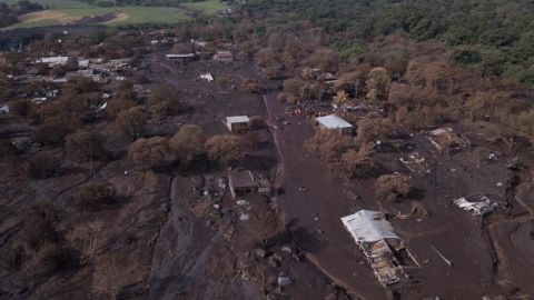 Guatemala sigue removiendo toneladas de tierra para buscar más restos humanos