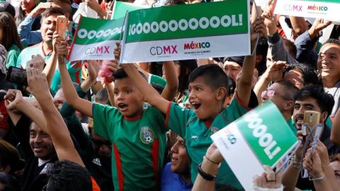 Más de 75.000 mexicanos explotan de alegría en la Plaza del Zócalo