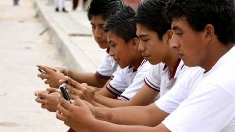 Invita SEE a hacer buen uso de redes sociales y celulares en escuela