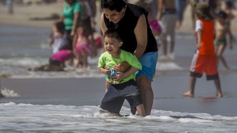 Se levanta alerta por oleaje alto en Playas de Tijuana