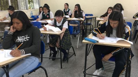 Alumnos de secundaria presentan examen de certificación en el idioma inglés