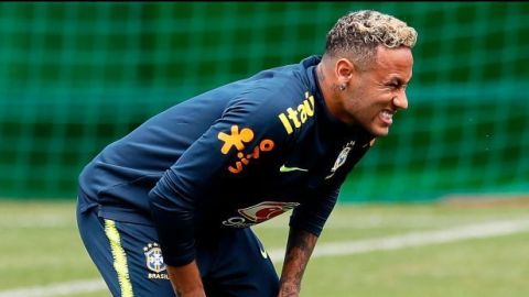 Neymar se retira de entrenamiento por molestias en el tobillo