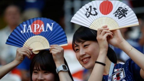 Aficiones de Japón y Senegal recogen basura después de sus partidos