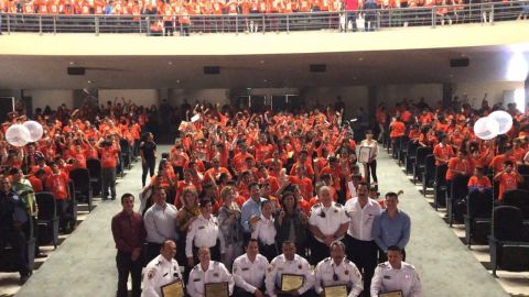 Se gradúan estudiantes de programa preventivo DARE