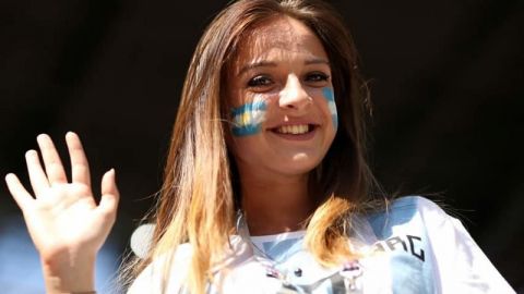 Aficionada de Argentina 'sienta' a golpes a un brasileño burlón