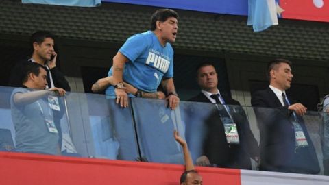 Maradona celebra gol de Argentina con seña obscena