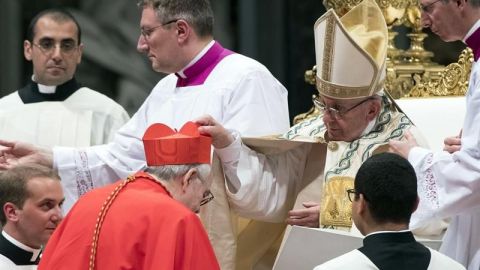 Los nuevos cardenales abren el Vaticano para recibir emocionados a sus fieles