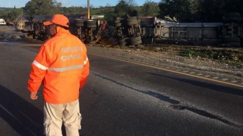 Choque entre pipa y autobús deja 7 heridos en la Puebla-Córdoba