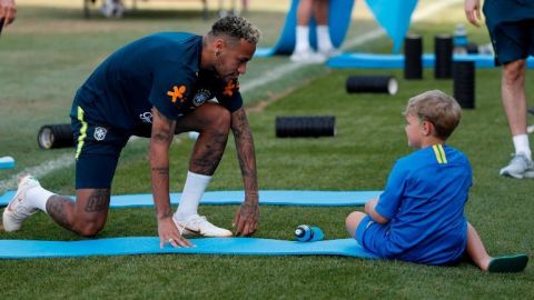 Neymar juega con su hijo tras entrenamiento de Brasil en Sochi